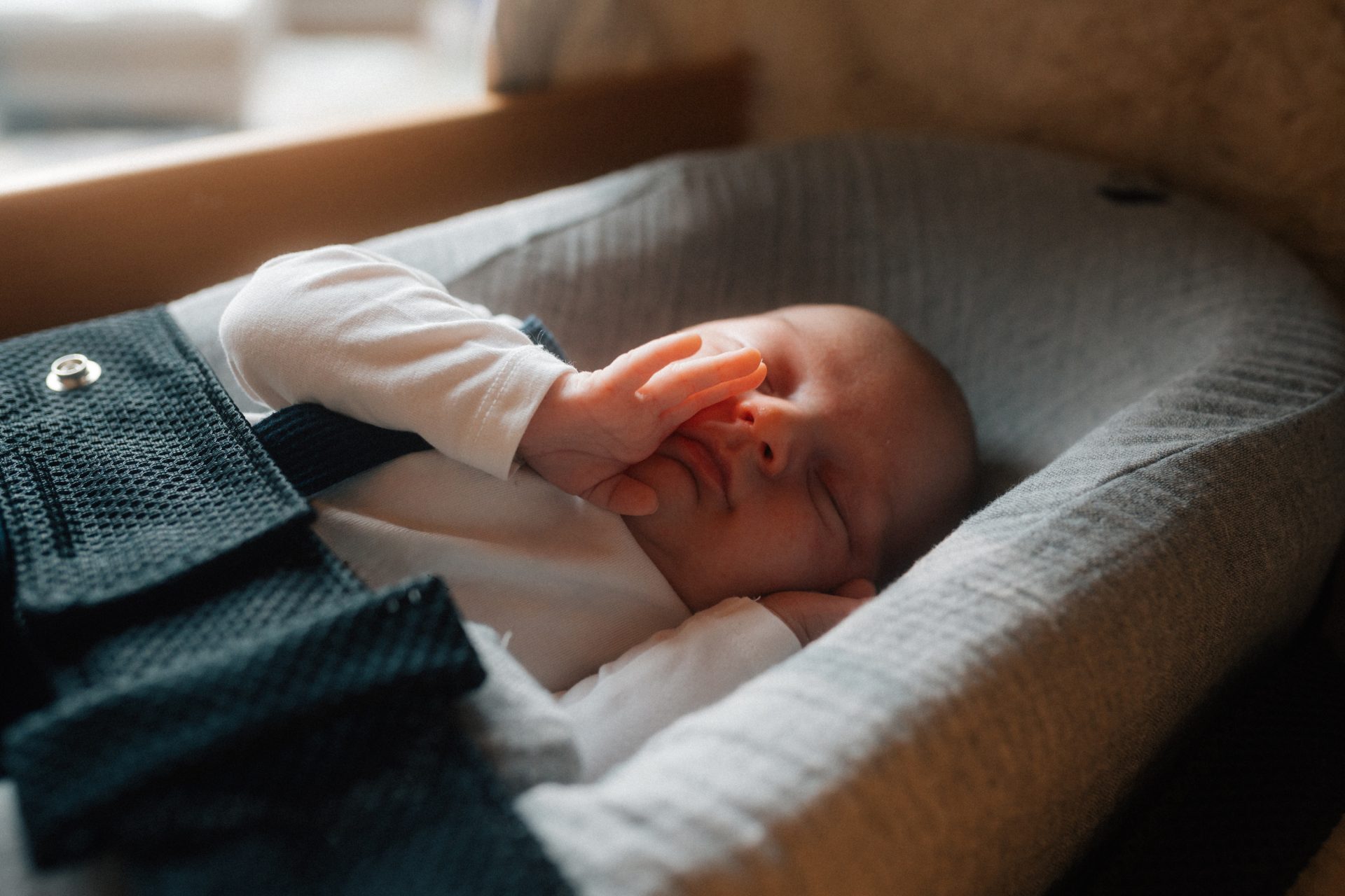 Eine klare, reduzierte Schlafumgebung unterstützt den sicheren Babyschlaf